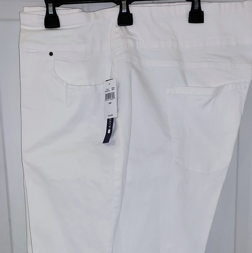 White Archtect Women's Bermuda Shorts Size 24W NWT